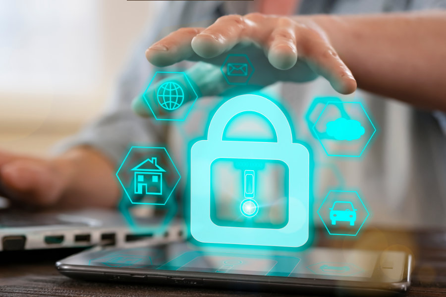 Symbol für IT-Sicherheit: digitales Schloss über einem Tablet als Schutz vor Cyberangriffen