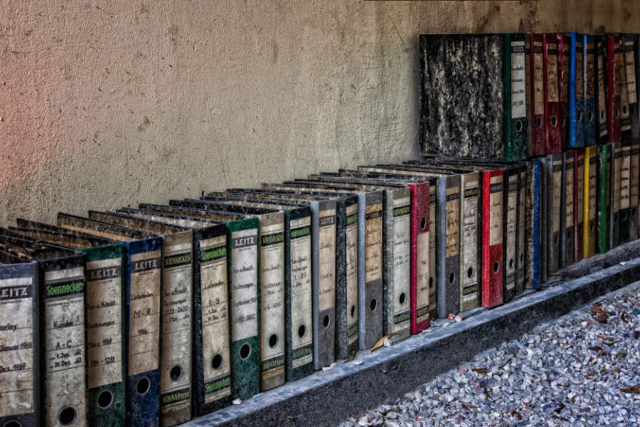 Reihe alter Aktenordner als Symbol für betriebliche IT-Dokumentation und strukturierte Ablage