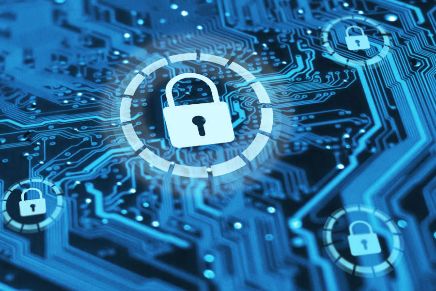 Symbol für Datensicherheit mit digitalen Schlössern auf einer blauen Leiterplatte